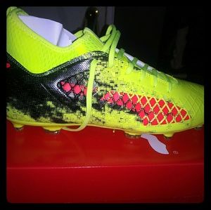 PUMA Men's Feature 18.3 FG/AG Soccer Shoe